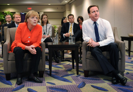 رئيس وزراء بريطانيا والمستشارة الألمانية لم تمنعهم القمة من مشاهدة منتخبيهما