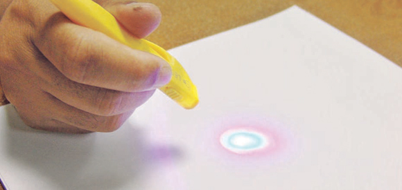 التقنية في غش الطلاب .. قلم لقراءة الكتابة المخفية