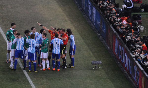 يوم سيئ للحكام في كأس العالم بجنوب أفريقيا