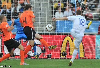 هولندا بقيادة روبن تهزم سلوفاكيا وتتأهل لدور الثمانية في كأس العالم