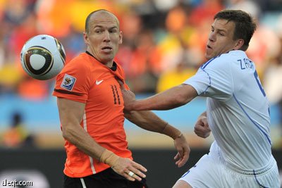 هولندا بقيادة روبن تهزم سلوفاكيا وتتأهل لدور الثمانية في كأس العالم