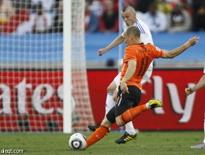 هولندا بقيادة روبن تهزم سلوفاكيا وتتأهل لدور الثمانية في كأس العالم