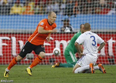 هولندا بقيادة روبن تهزم سلوفاكيا وتتأهل لدور الثمانية في كأس العالم