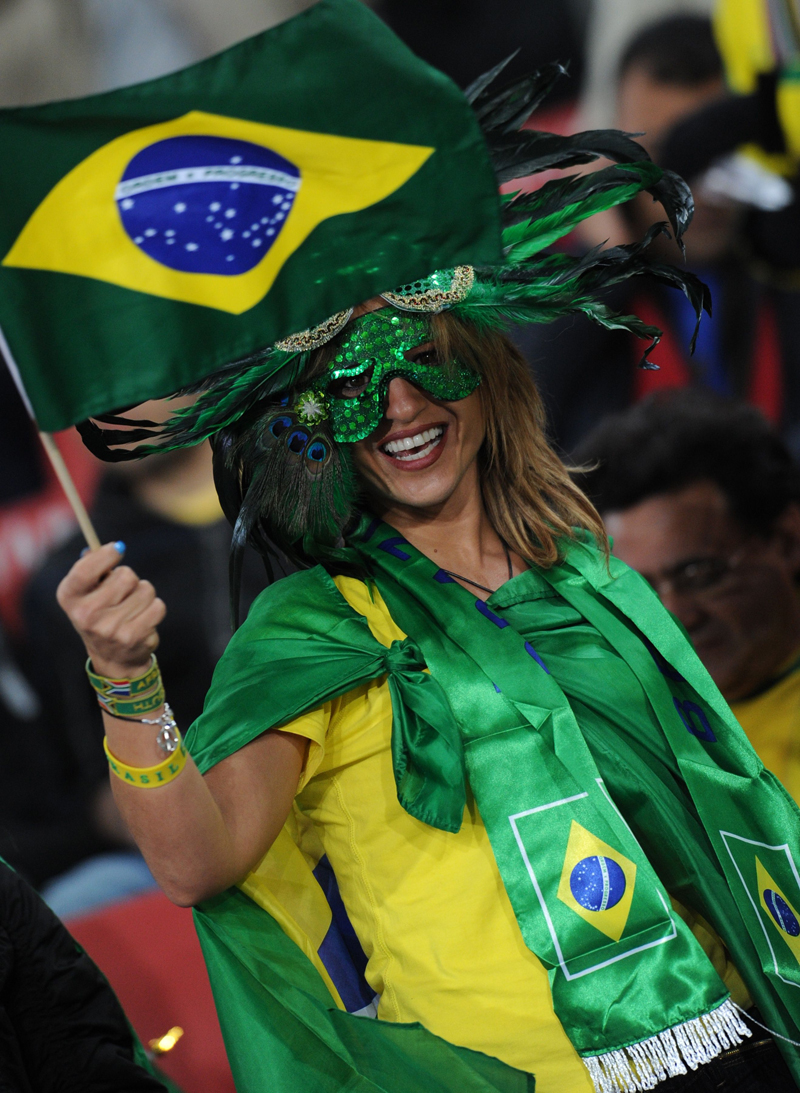 فرحة جماهير البرازيل وتشيلي في كأس العالم أمس والتي فازت بها البرازيل بثلاثية