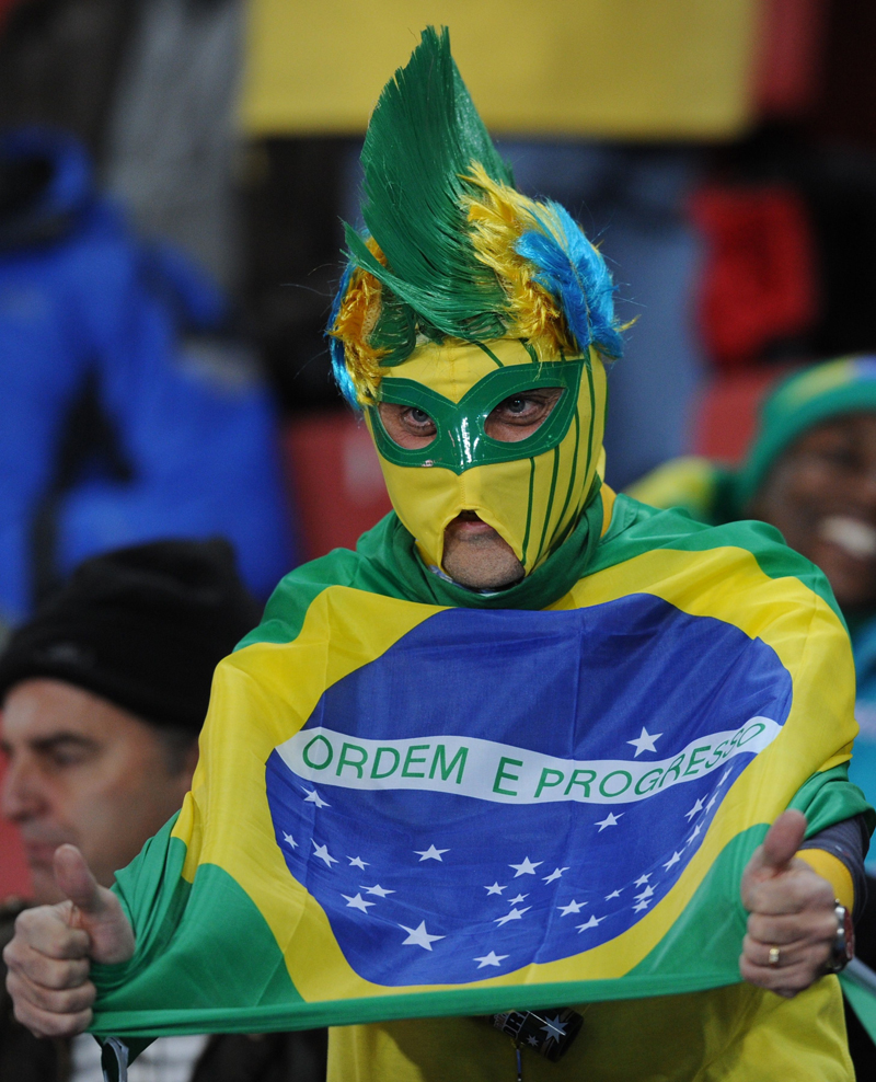 فرحة جماهير البرازيل وتشيلي في كأس العالم أمس والتي فازت بها البرازيل بثلاثية