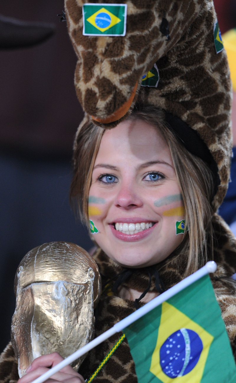 فرحة جماهير البرازيل وتشيلي في كأس العالم أمس والتي فازت بها البرازيل بثلاثية