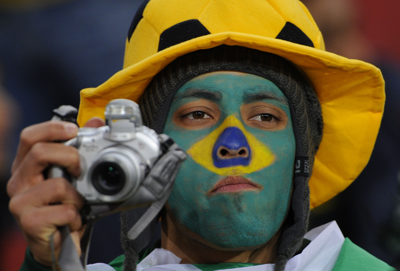 فرحة جماهير البرازيل وتشيلي في كأس العالم أمس والتي فازت بها البرازيل بثلاثية