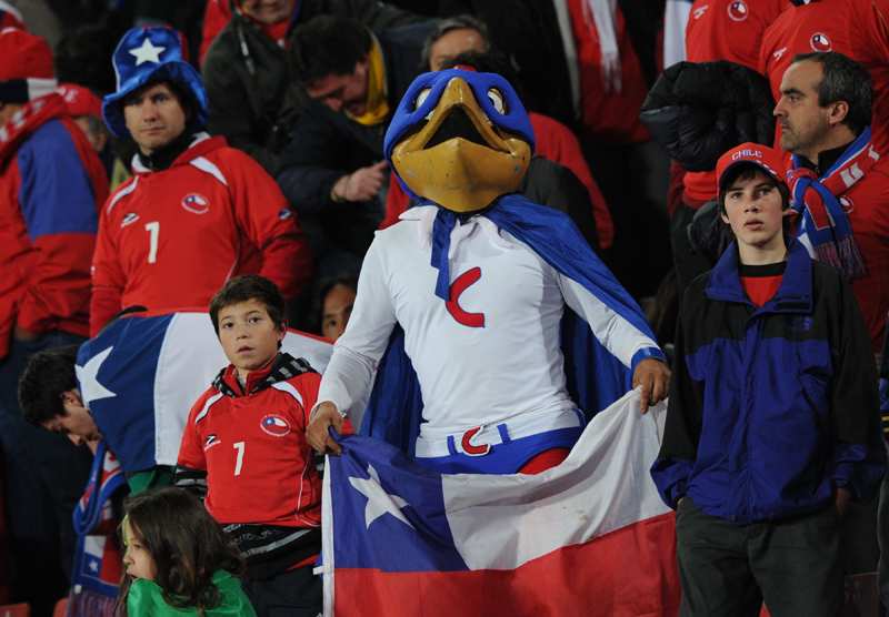 فرحة جماهير البرازيل وتشيلي في كأس العالم أمس والتي فازت بها البرازيل بثلاثية