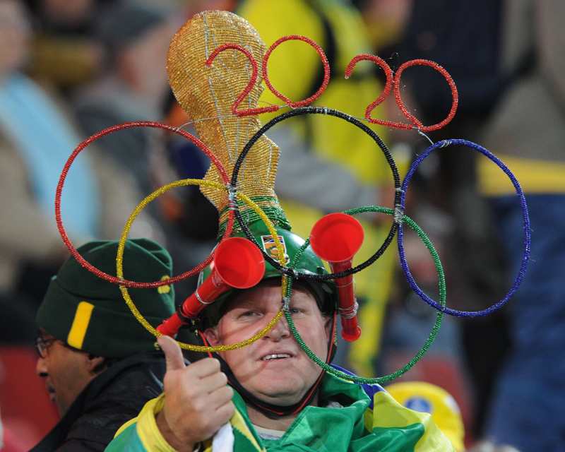 فرحة جماهير البرازيل وتشيلي في كأس العالم أمس والتي فازت بها البرازيل بثلاثية