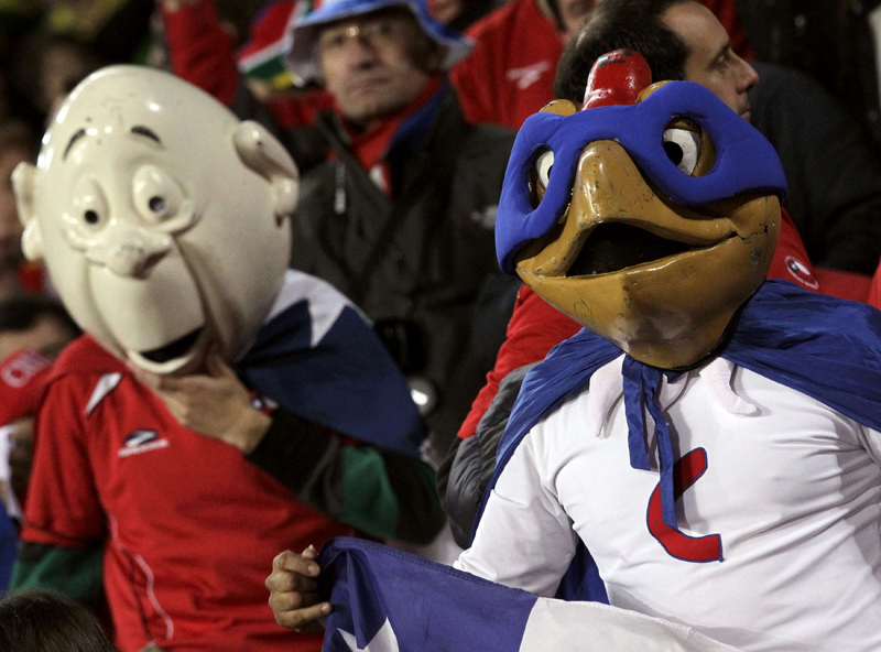 فرحة جماهير البرازيل وتشيلي في كأس العالم أمس والتي فازت بها البرازيل بثلاثية