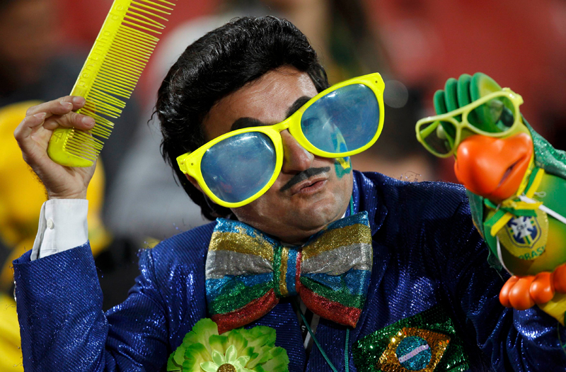 فرحة جماهير البرازيل وتشيلي في كأس العالم أمس والتي فازت بها البرازيل بثلاثية