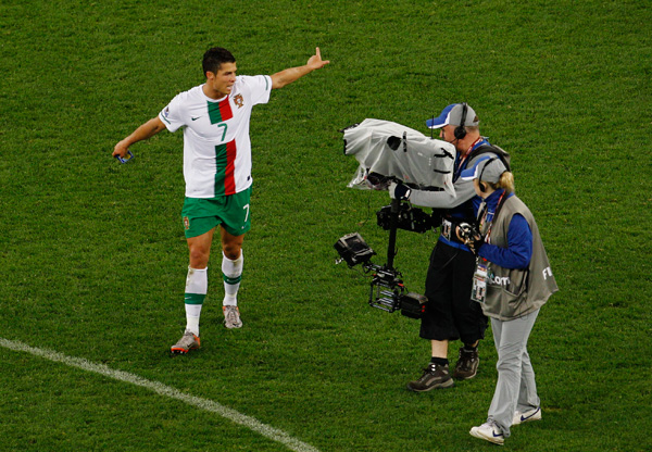 رونالدو يعبر عن غضبه بالبصق على مصور تلفزيوني