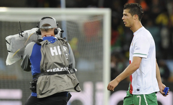 رونالدو يعبر عن غضبه بالبصق على مصور تلفزيوني