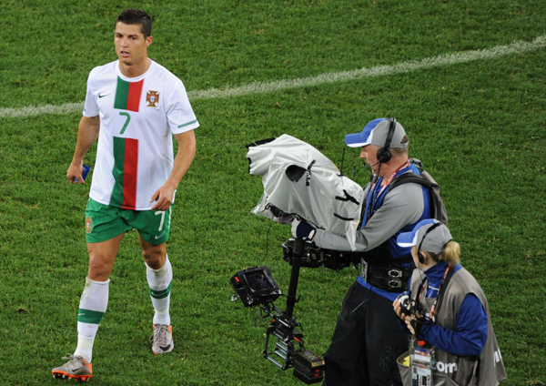 رونالدو يعبر عن غضبه بالبصق على مصور تلفزيوني