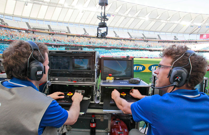 مخرجان تلفزيونيان يضعان اللمسات الأخيرة على أماكن الكاميرات التلفزيونية في إستاد موسى بهيدا في ديربان حيث يستعد لاستضافة إحدى مب