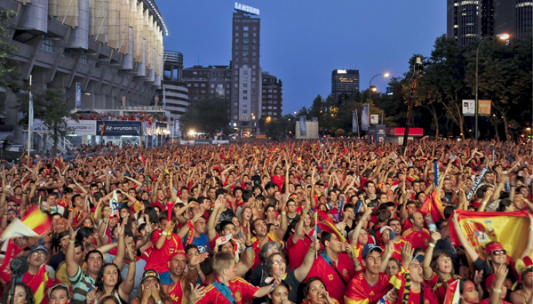 الأسبان في الشوارع احتفالا بالانتصار على ألمانيا