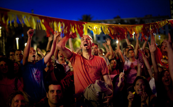الأسبان في الشوارع احتفالا بالانتصار على ألمانيا