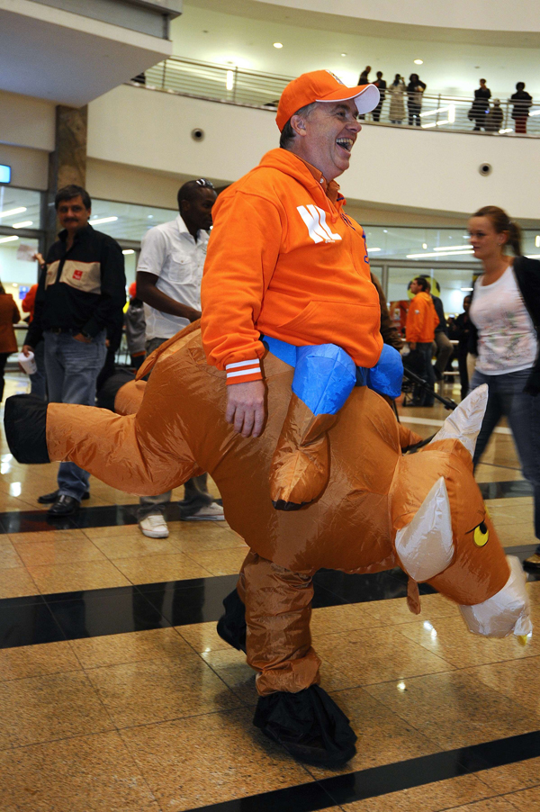 مانديلا يغادر الحفل والكأس كاد يخطف