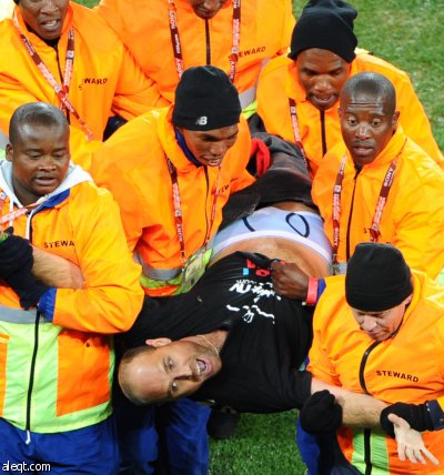 مانديلا يغادر الحفل والكأس كاد يخطف