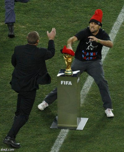 مانديلا يغادر الحفل والكأس كاد يخطف