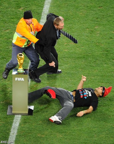 مانديلا يغادر الحفل والكأس كاد يخطف