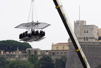 عشاء في السماء حيث تم رفع طاولة الطعام برافعة في ميناء موناكو