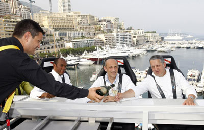 عشاء في السماء حيث تم رفع طاولة الطعام برافعة في ميناء موناكو