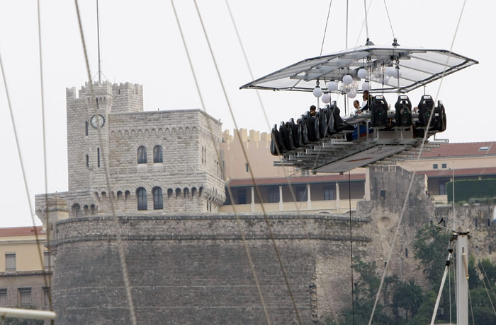 عشاء في السماء حيث تم رفع طاولة الطعام برافعة في ميناء موناكو