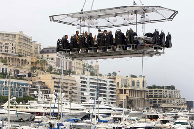 عشاء في السماء حيث تم رفع طاولة الطعام برافعة في ميناء موناكو
