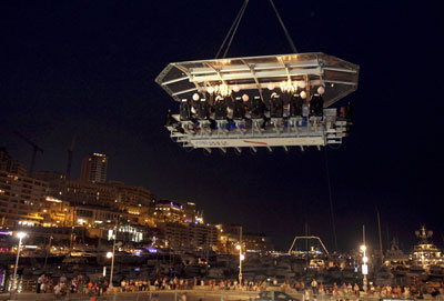 عشاء في السماء حيث تم رفع طاولة الطعام برافعة في ميناء موناكو