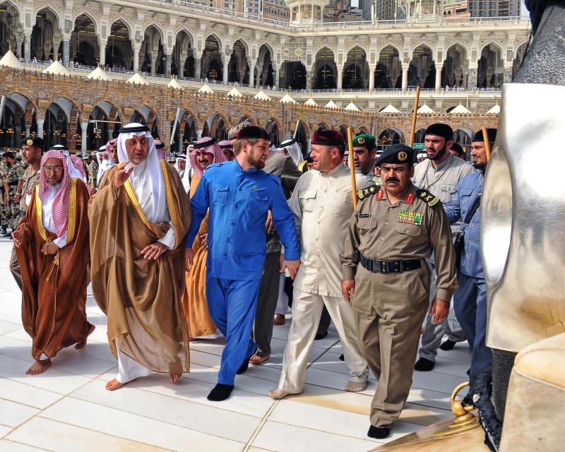 أمير مكة المكرمة يتشرف بغسل الكعبة المشرفة