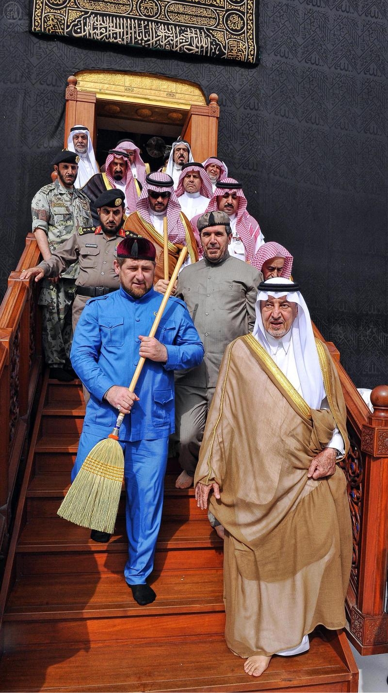 أمير مكة المكرمة يتشرف بغسل الكعبة المشرفة