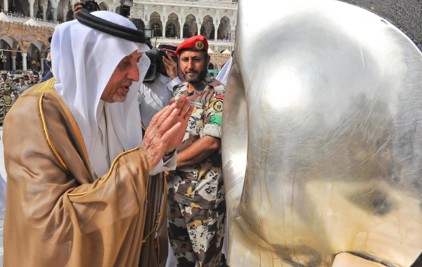 أمير مكة المكرمة يتشرف بغسل الكعبة المشرفة