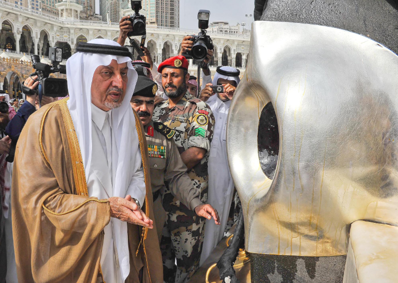 أمير مكة المكرمة يتشرف بغسل الكعبة المشرفة