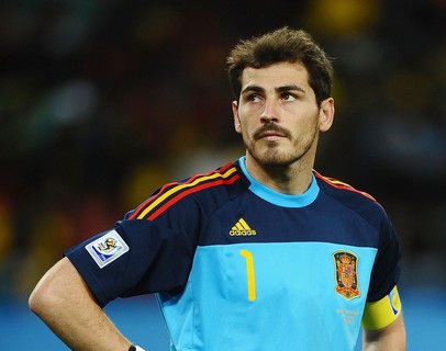 كاسياس يدون اسمه في سجل العمالقة