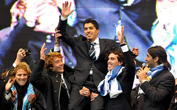 عاشقو السماوي  يحتفون بالمنتخب علي درج  برلمان  أوروجواي