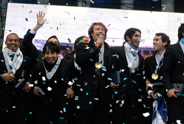 عاشقو السماوي  يحتفون بالمنتخب علي درج  برلمان  أوروجواي