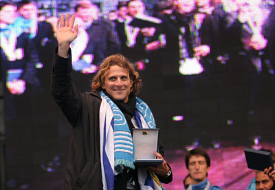 عاشقو السماوي  يحتفون بالمنتخب علي درج  برلمان  أوروجواي