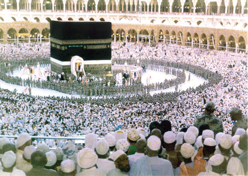 غسل الكعبة .. عادات متوارثة وأعراف ثابتة منذ 1420 عاما