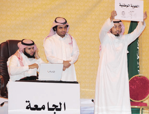 الصمّ يكشفون عن معاناتهم اليومية في مسرحية حائل