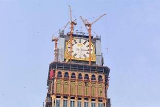 ساعة الحرم .. ارتفاعها 601 متر ووزنها 36 ألف طن وزخرفت بـ 98 مليون قطعة فسيفساء زجاجية