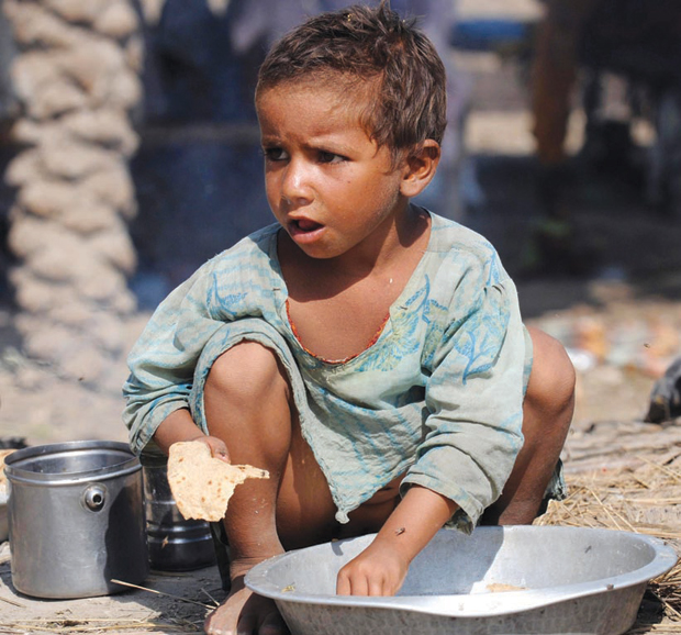 الماء يصبح لونه أخضر في باكستان .. والأطفال يشربون المياه القذرة