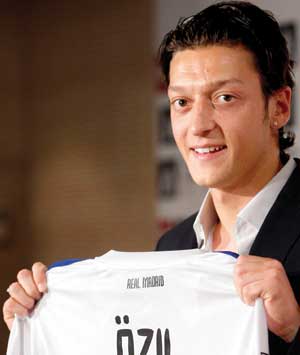 الألماني أوزيل لاعب ريال مدريد ينتظر الحصول على رقم لقميصه