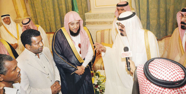 الملك يعمِّق روح الصلح ويشهد عفوا عن قاتلين