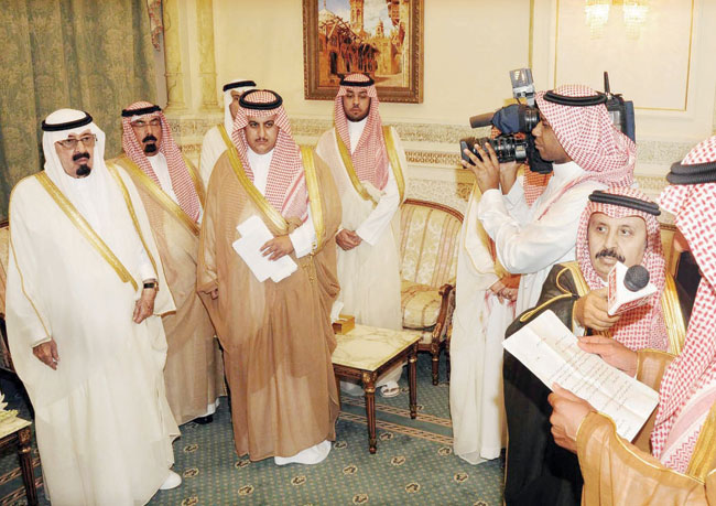 الملك يعمِّق روح الصلح ويشهد عفوا عن قاتلين