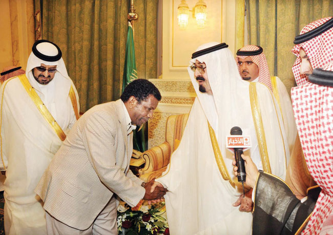 الملك يعمِّق روح الصلح ويشهد عفوا عن قاتلين