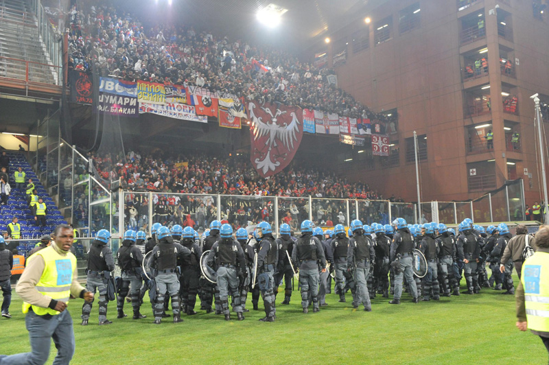 إلغاء مباراة إيطاليا وصربيا في تصفيات أمم أوروبا بسبب شغب الجماهير