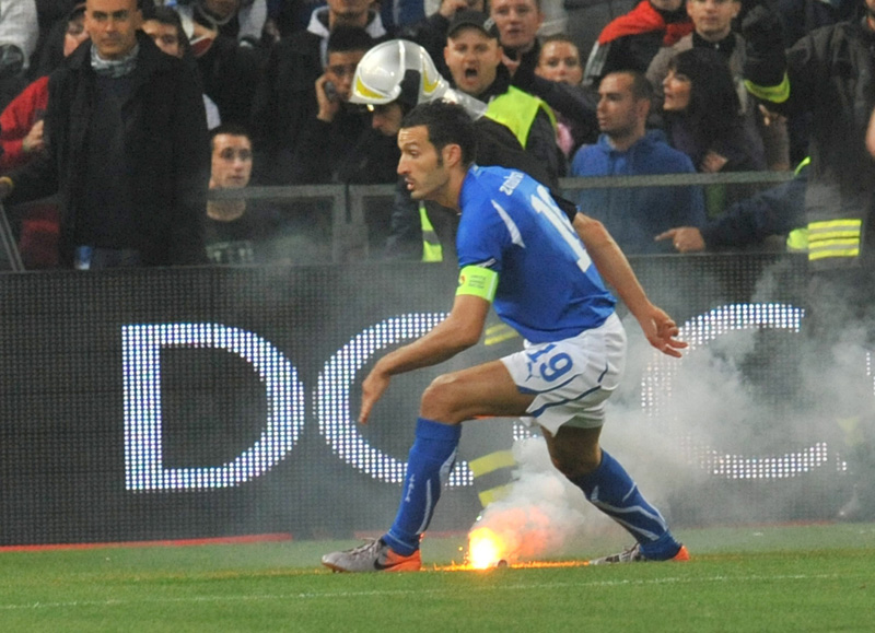 إلغاء مباراة إيطاليا وصربيا في تصفيات أمم أوروبا بسبب شغب الجماهير