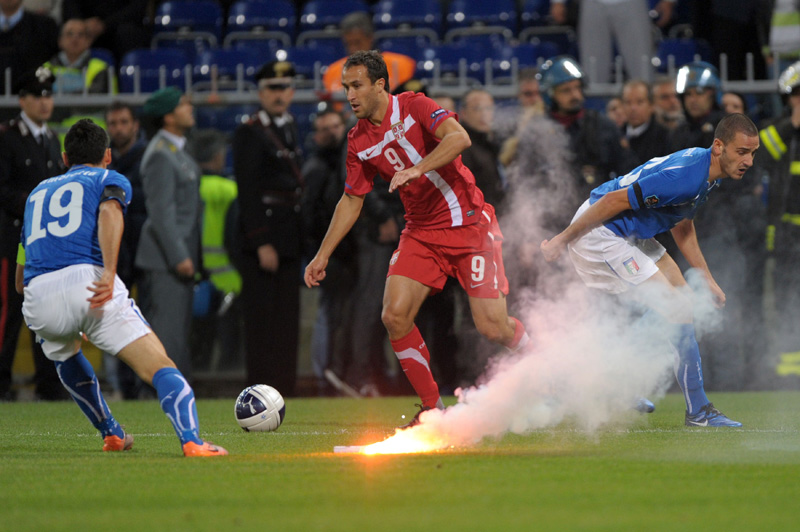 إلغاء مباراة إيطاليا وصربيا في تصفيات أمم أوروبا بسبب شغب الجماهير