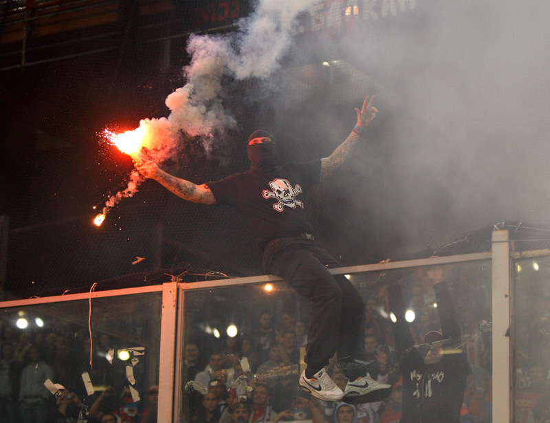 إلغاء مباراة إيطاليا وصربيا في تصفيات أمم أوروبا بسبب شغب الجماهير